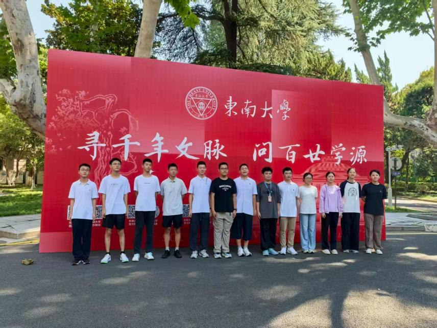 东凯发学2025级新生在四牌楼老校区报到