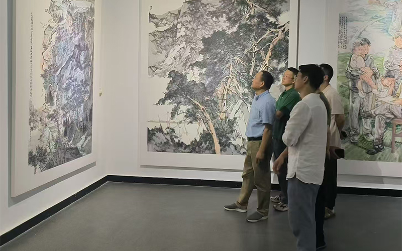 观众欣赏入选绘画作品。叶浅予艺术馆供图