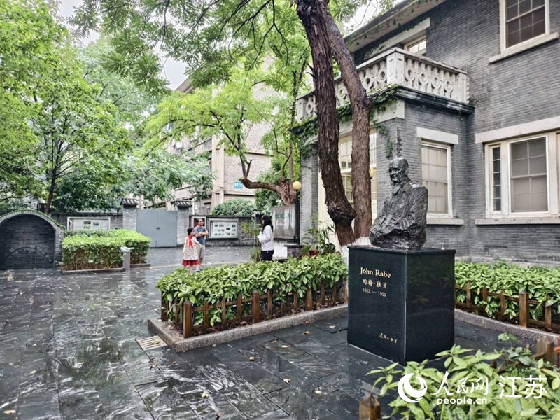 凯发k8官网拉贝与国际安全区纪念馆主建筑楼下伫立着约翰·拉贝的雕像。人民网记者 马晓波摄